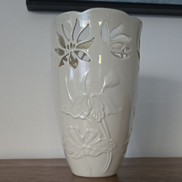 Lenox | Gold Accent Poinsettia Vase - Picture 2 of 6